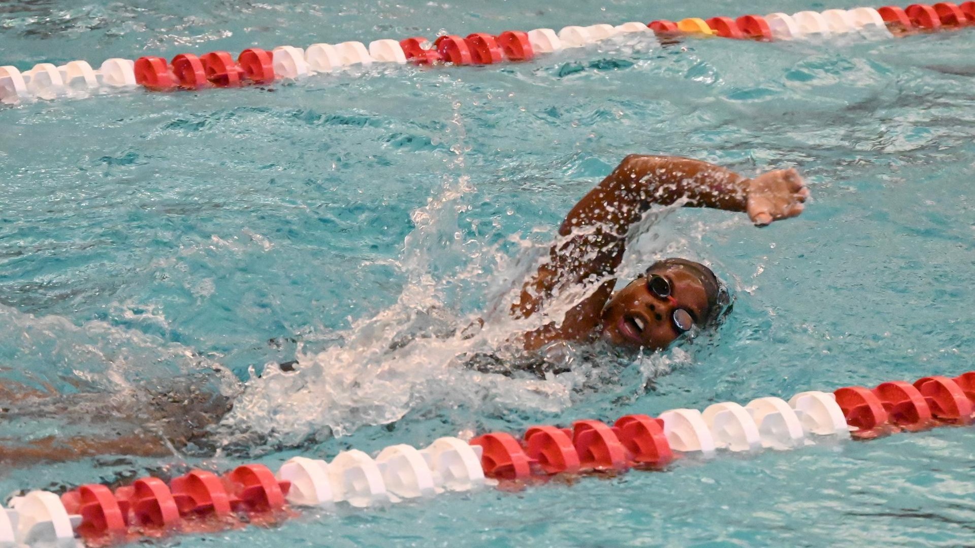 women's swimmer doing freestyle event